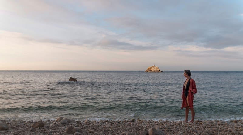 Look de plage avec Camille Albane