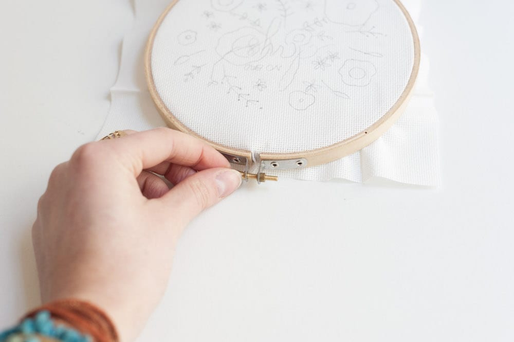 cadre broderies fleurs