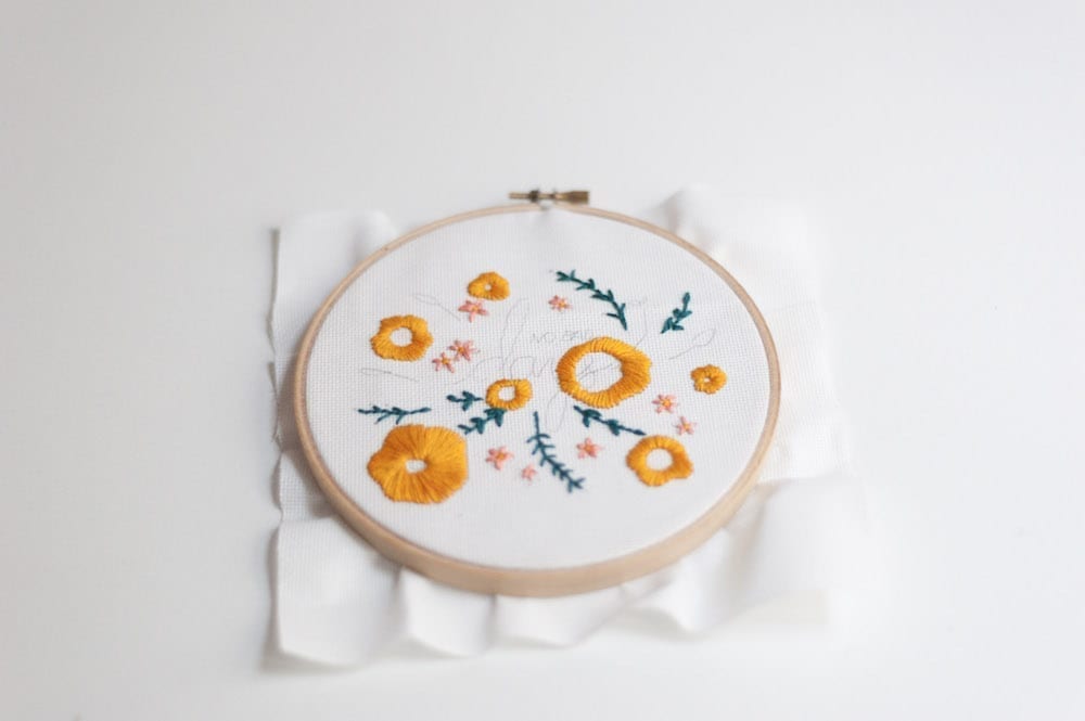 cadre broderies fleurs