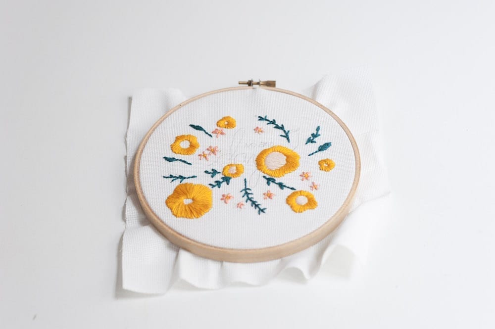 cadre broderies fleurs