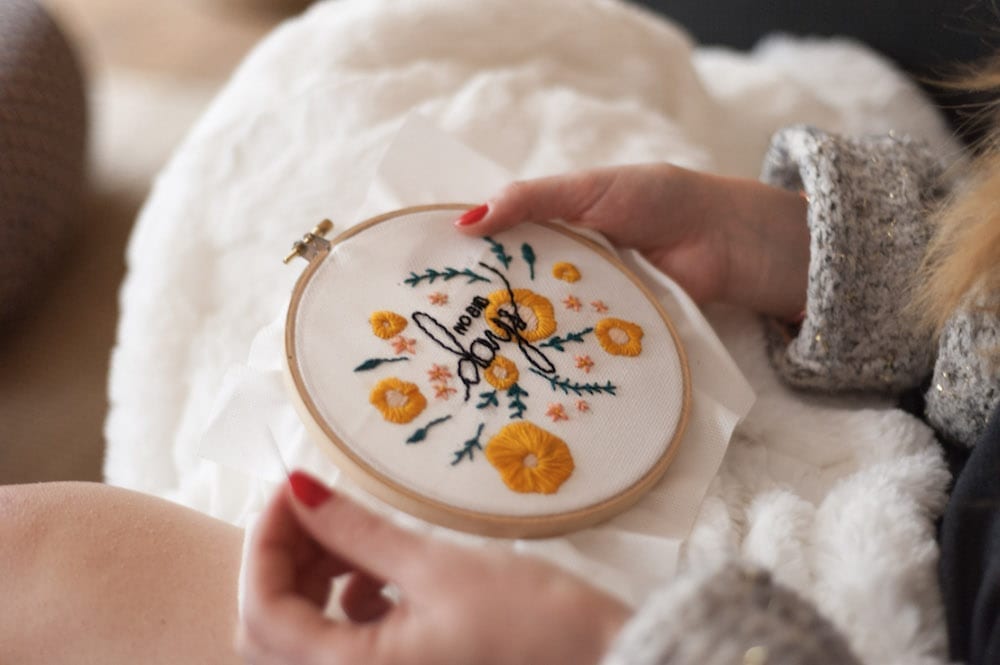 cadre broderies fleurs