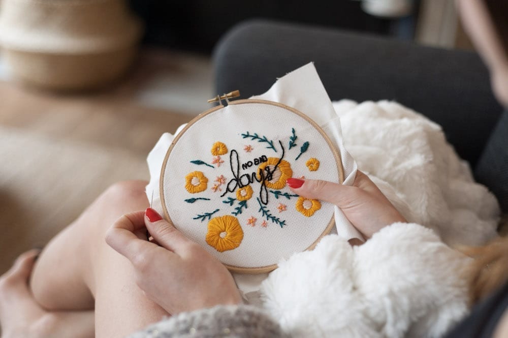 cadre broderies fleurs