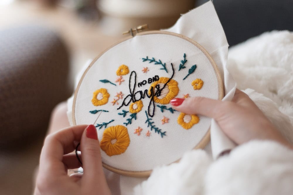 cadre broderies fleurs