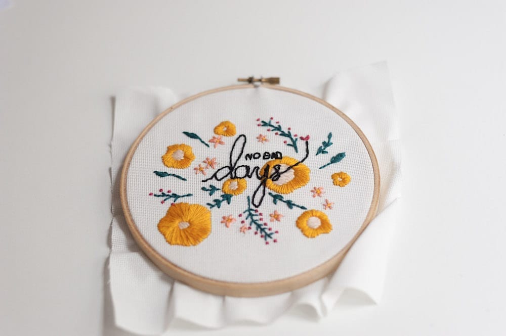 cadre broderies fleurs