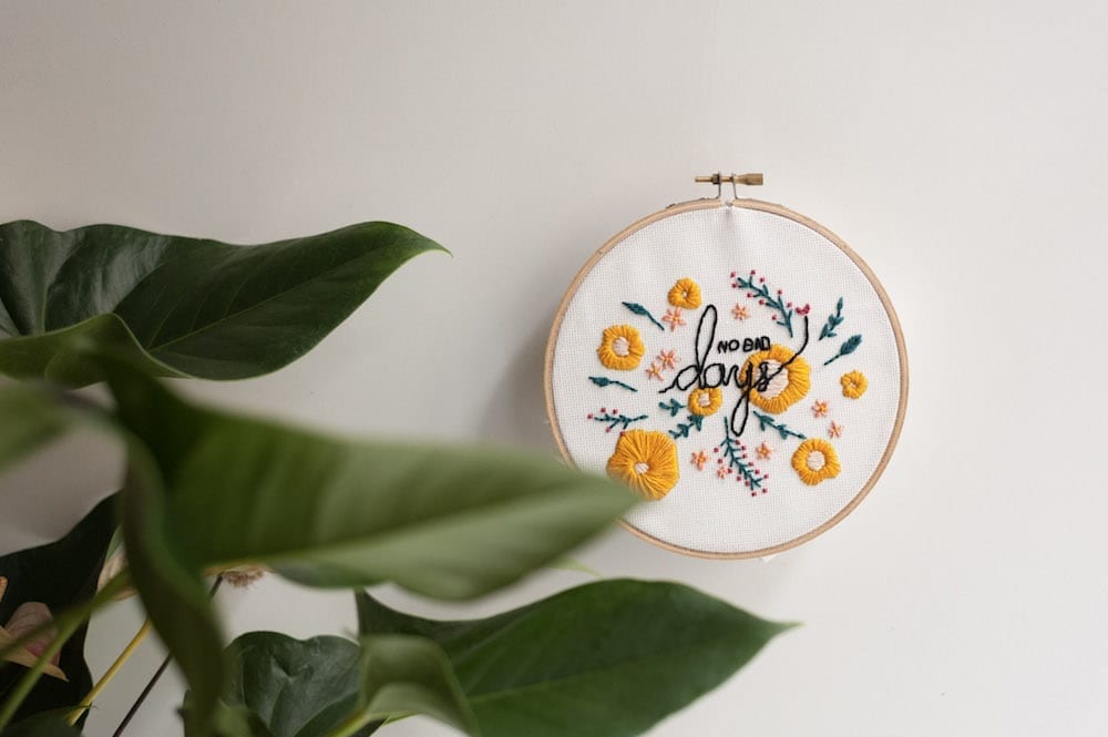 cadre broderies fleurs