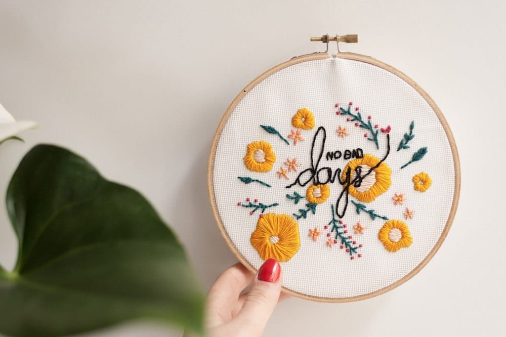 cadre broderies fleurs