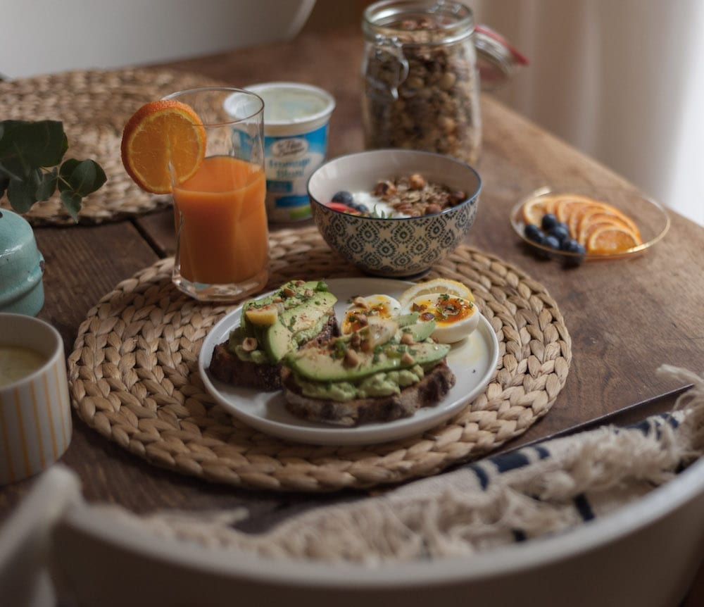 brunch tartines d'avocat et fromage blanc