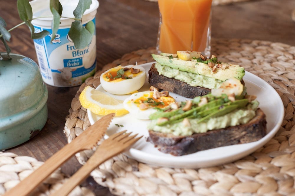 brunch tartines d'avocat et fromage blanc