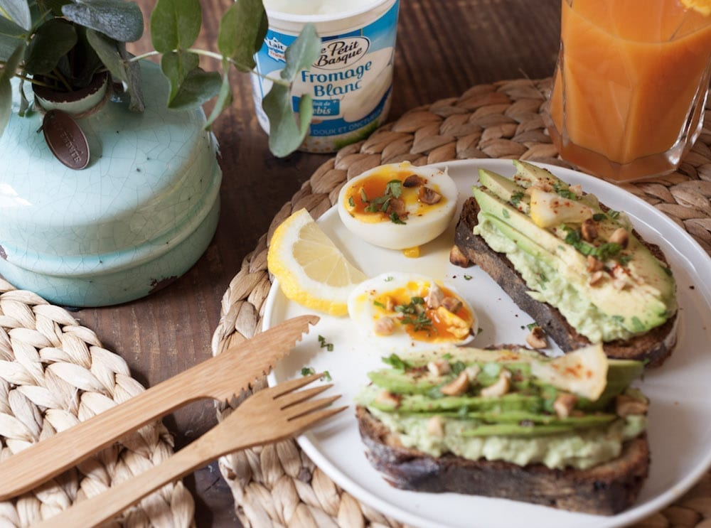 brunch tartines d'avocat et fromage blanc