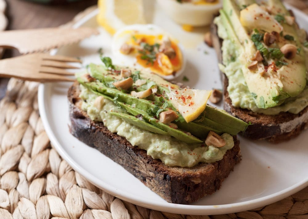 brunch tartines d'avocat et fromage blanc