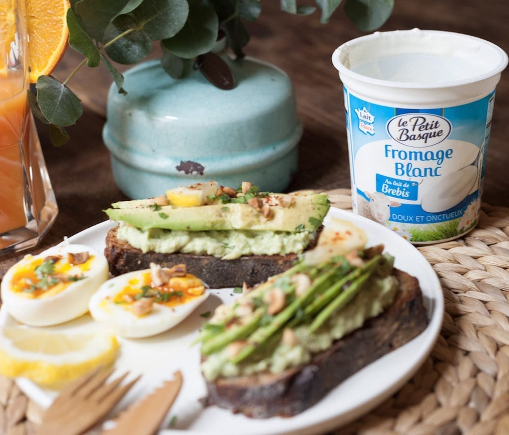 brunch tartines d'avocat et fromage blanc